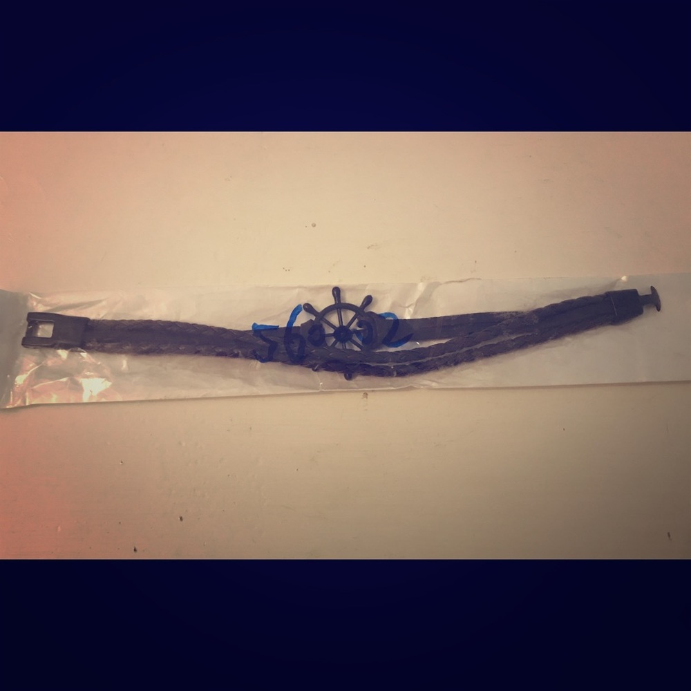 MEN’S LEATHER SHIP WHEEl BRACELET